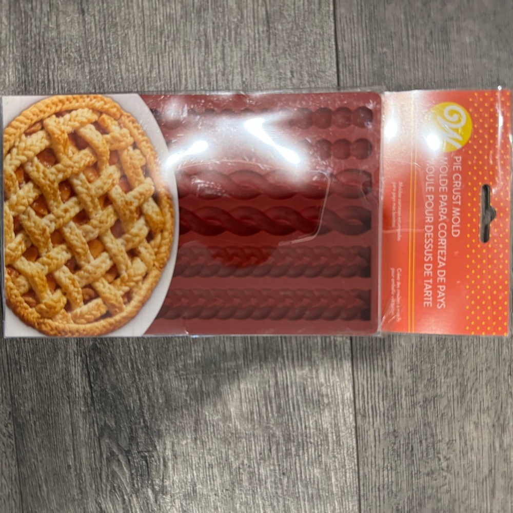 Wilton Red Pie Crust Decorative Strip Set - Picture 2 of 3